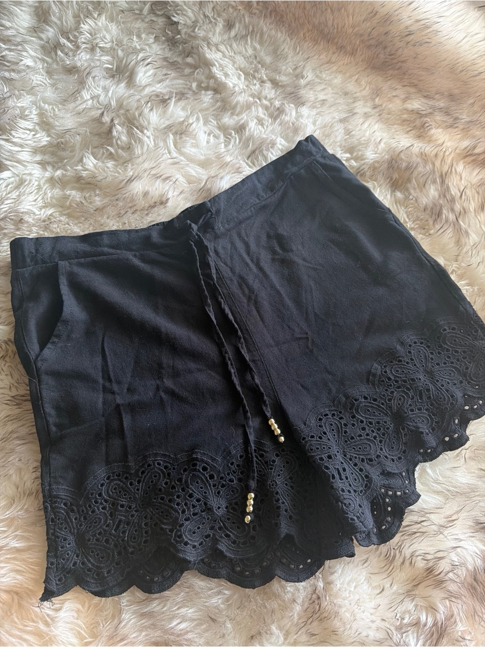 Ellen Tracy L Elastic black classy summer Shorts scallop embroidered Hamptons